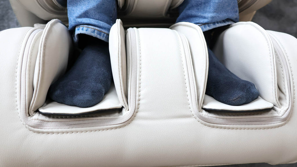 Miếng lót giày êm ái giúp giảm áp lực lên bàn chân.