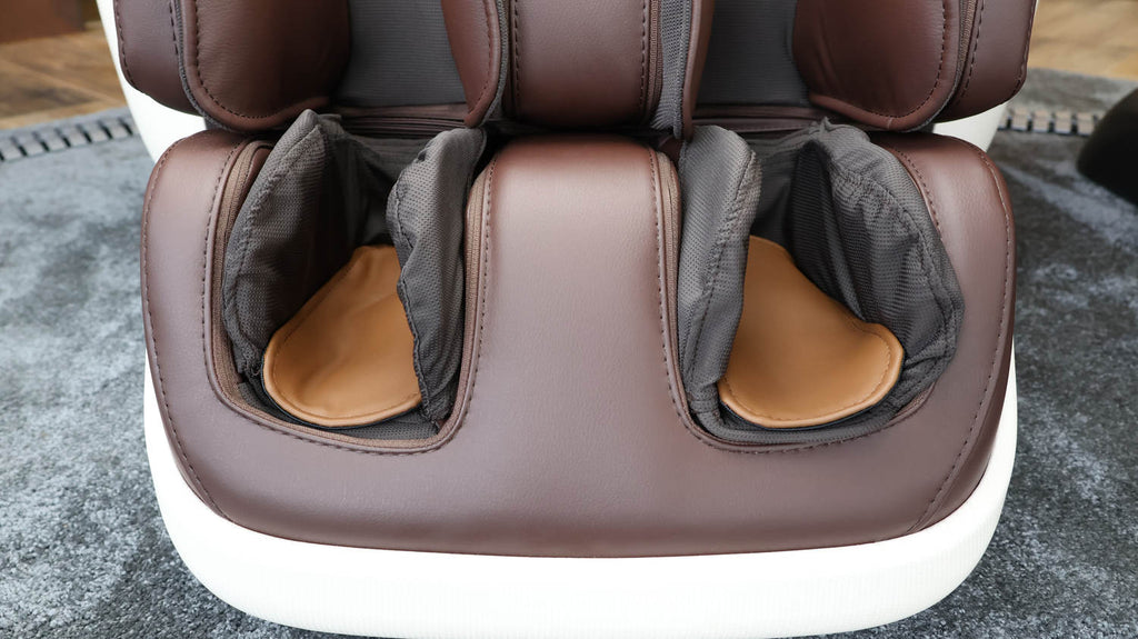 Miếng lót giày êm ái giúp giảm áp lực lên bàn chân.